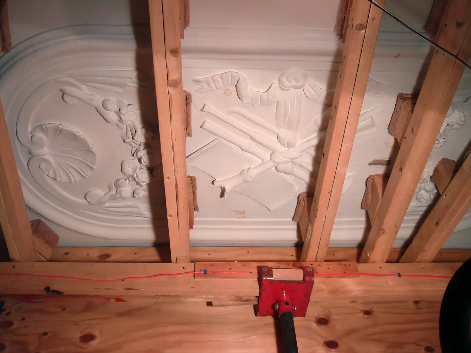 Ceiling with decorative plaster reliefs and wooden beams